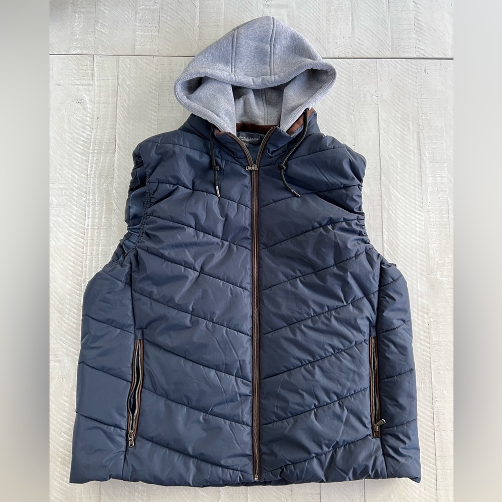 Men’s Bleeker & Broad Channel Quilt Navy puffer vest with grey hood in size XXL